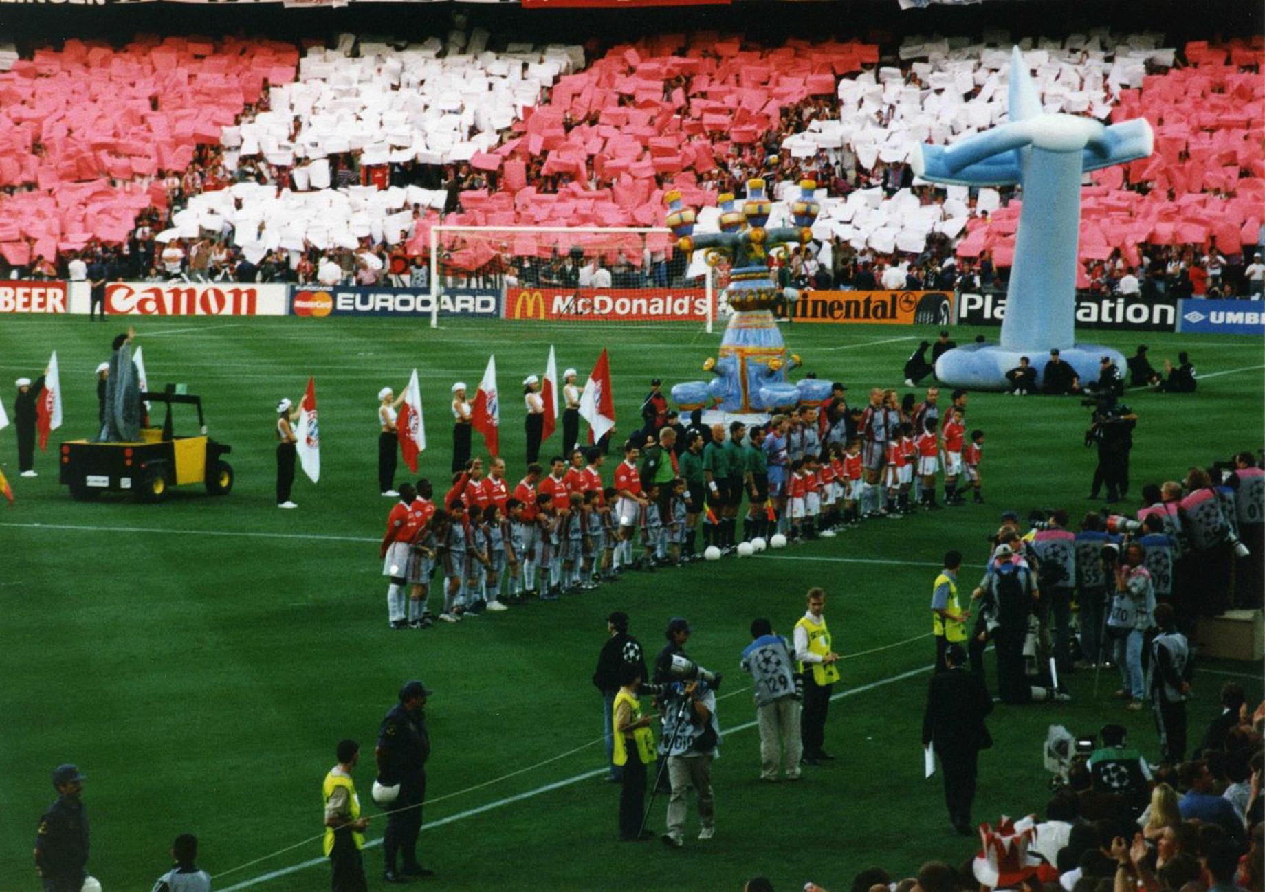 1999_UEFA_Champions_League_Final_teams_line_up.jpg