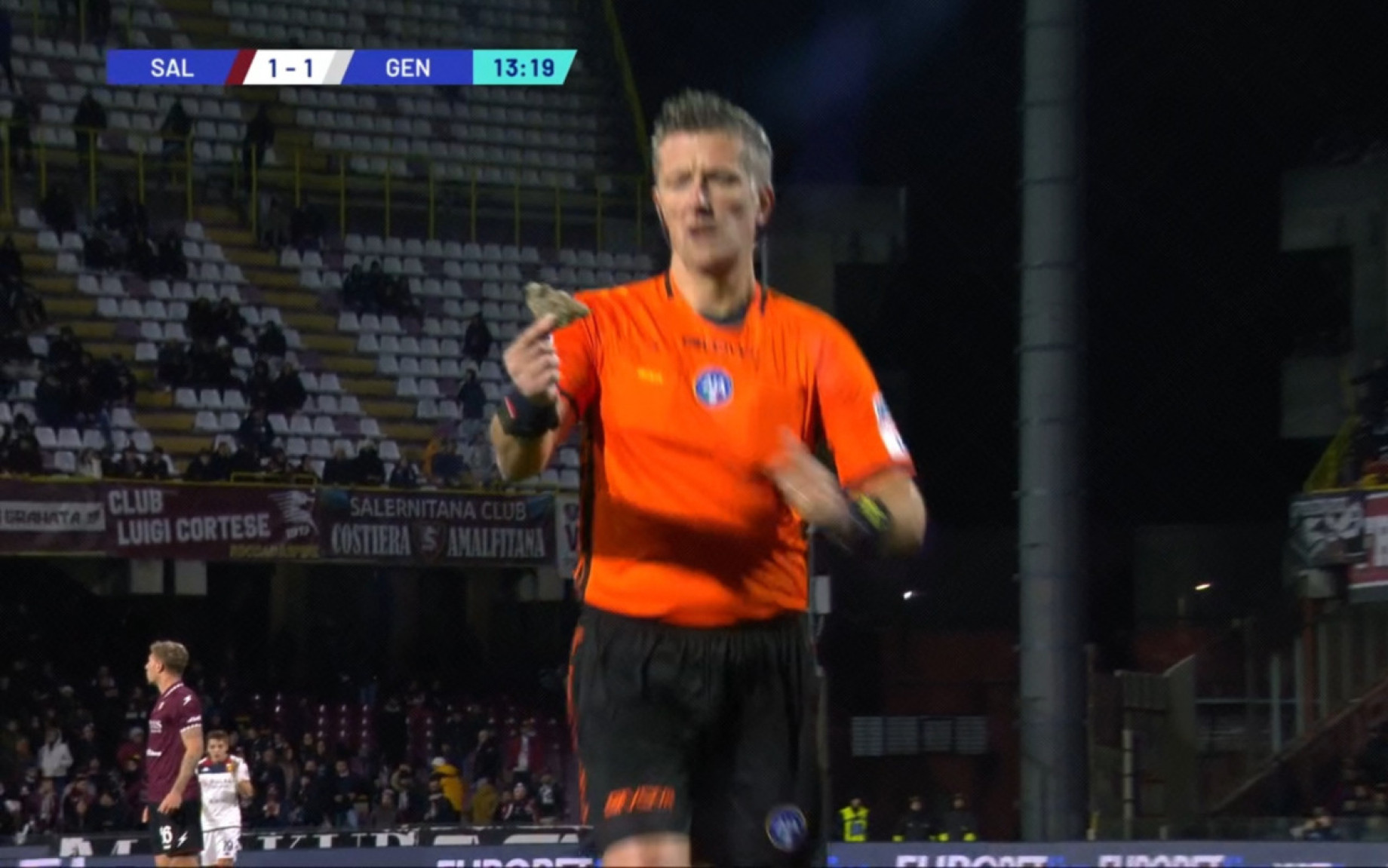 arbitro-pezzo-lanciato-salernitana-genoas-screen-dazn.jpg