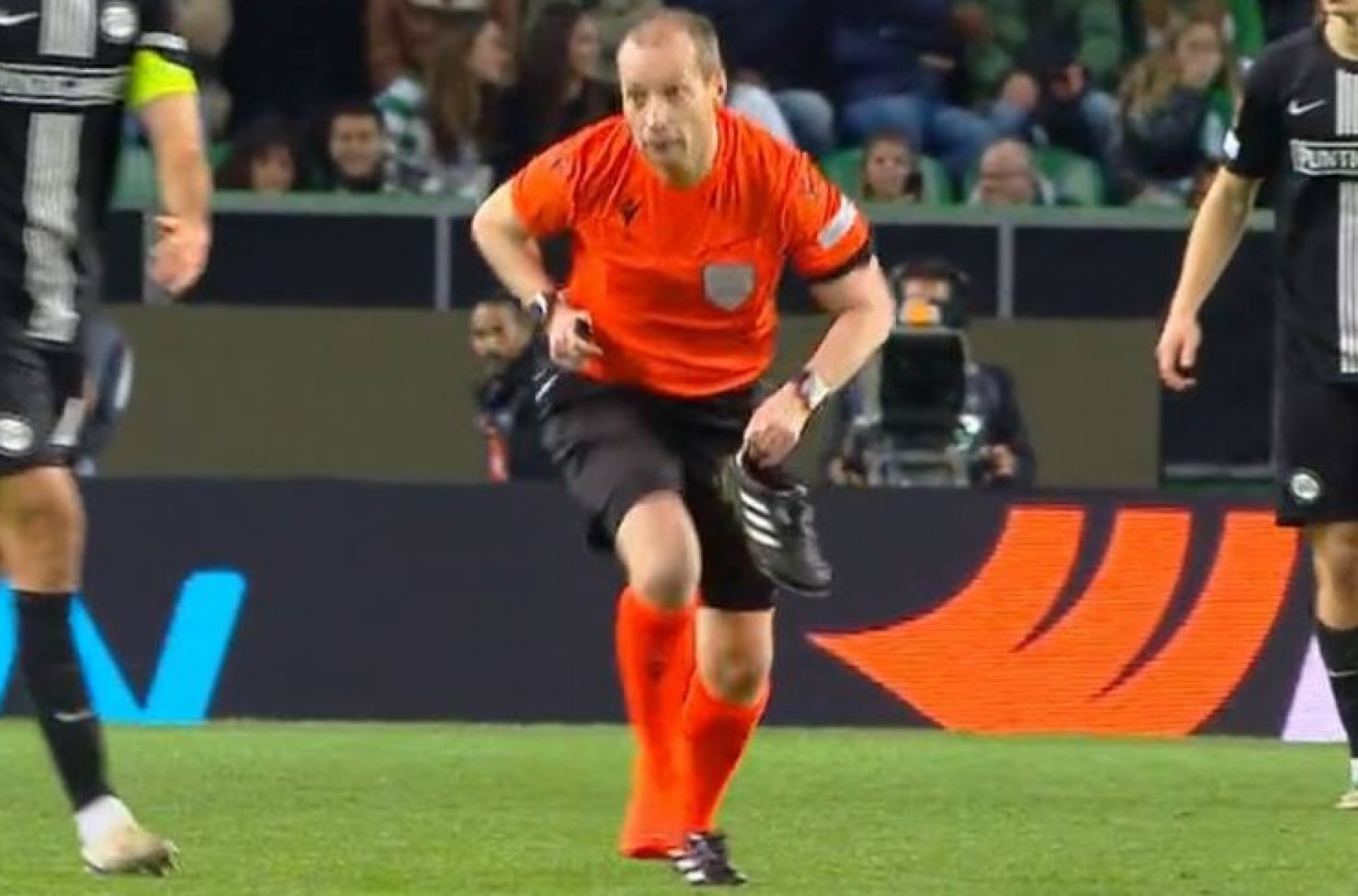 arbitro-scarpa-sturm-graz-sporting-lisbona-screen-okay.jpg