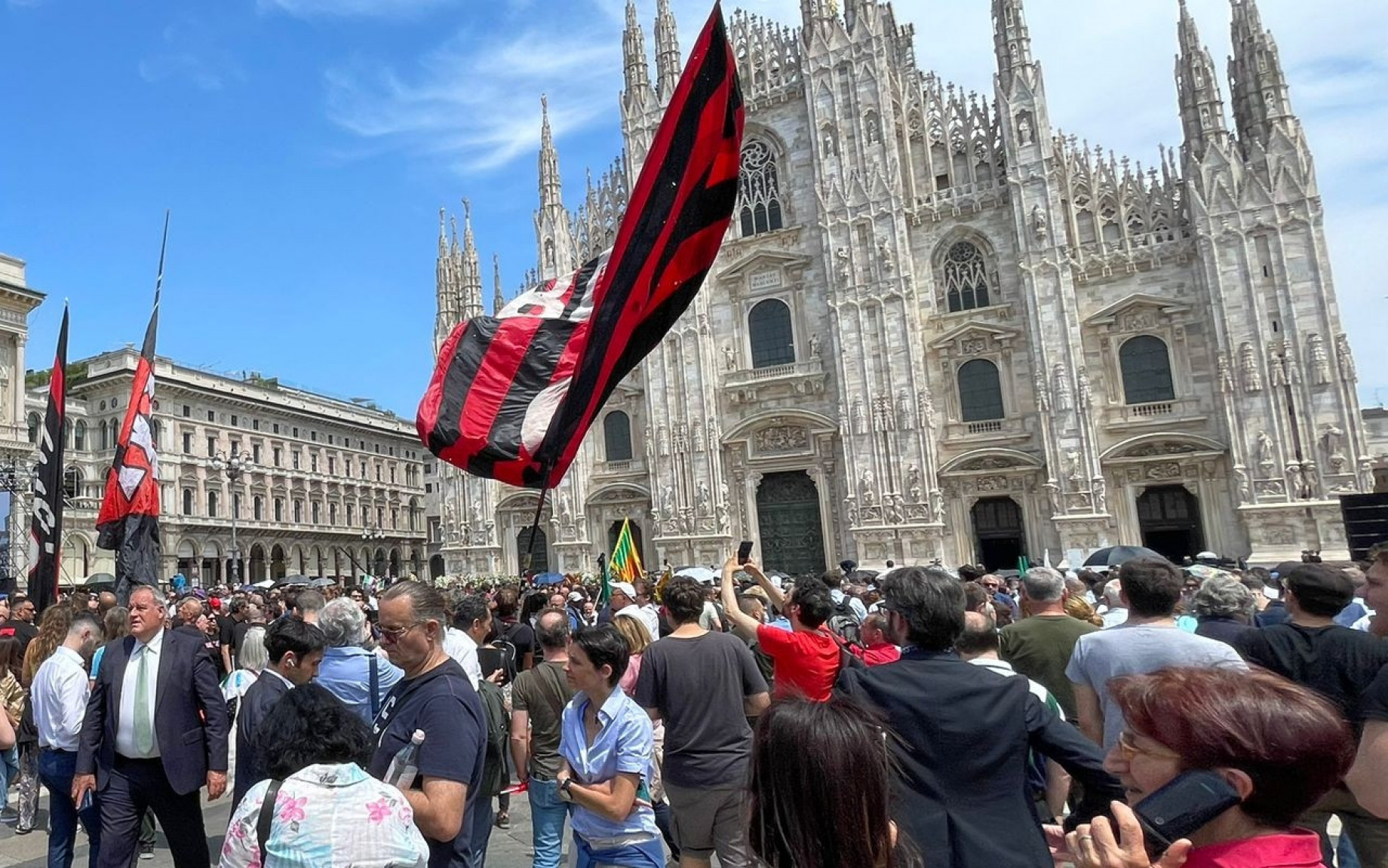 berlusconi-funerali-duomo-ok.jpg