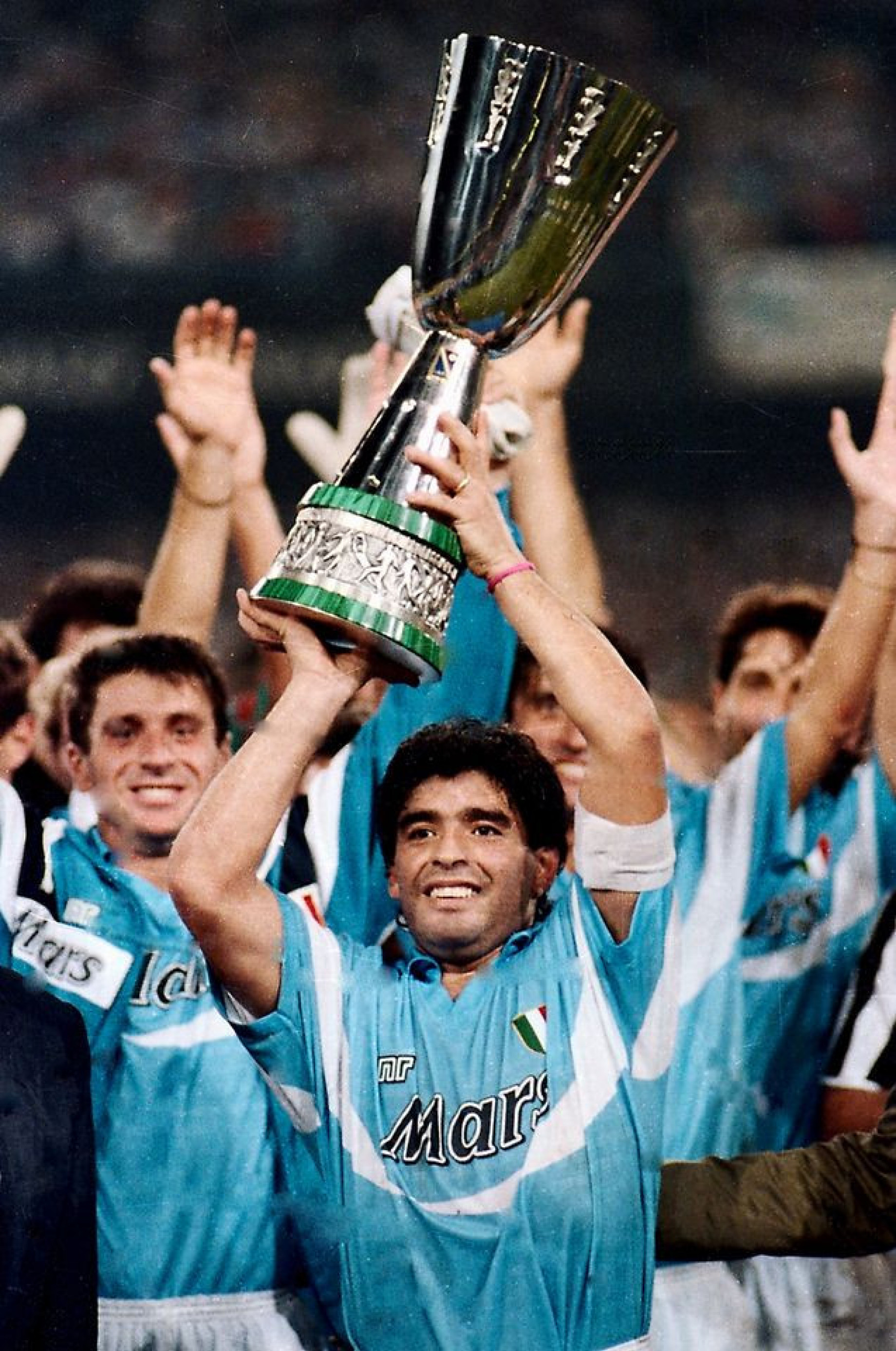 Diego_Armando_Maradona_SSC_Napoli_-_Supercoppa_italiana_1990.jpg