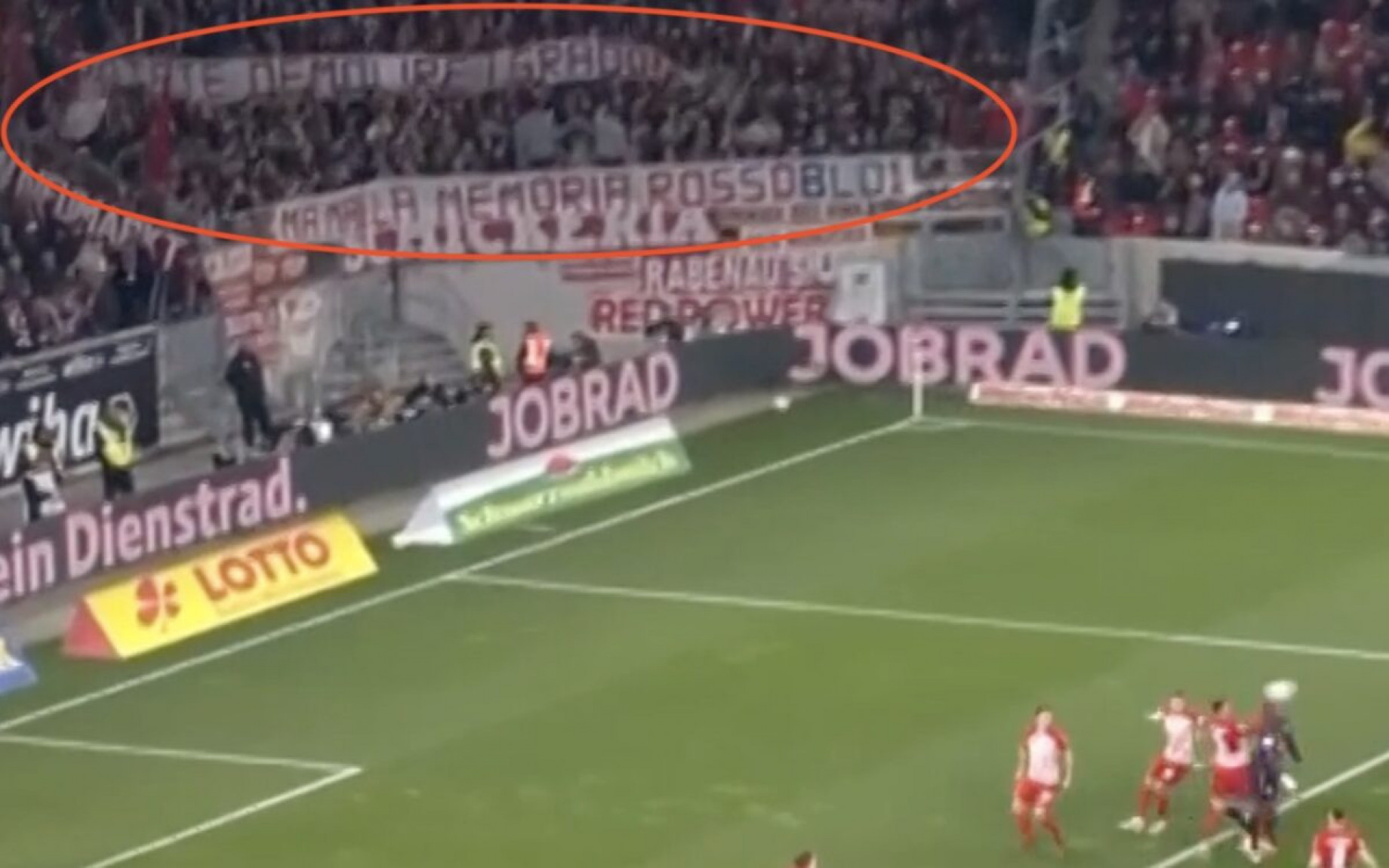 friburgo-bayern-striscione-per-samb-screen-partita.jpg