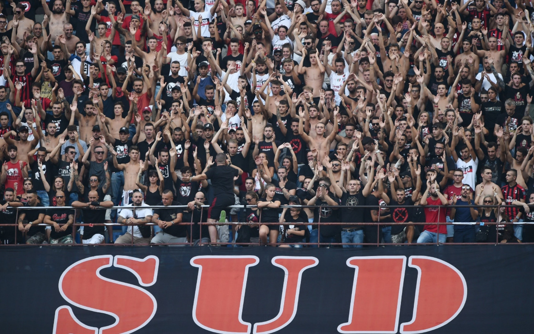 milan-curva-sud-agency-1.jpg