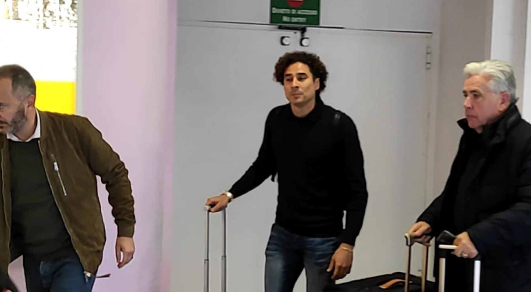 ochoa-arrivo-aeroporto-napoli-salernitana-gdm.jpeg