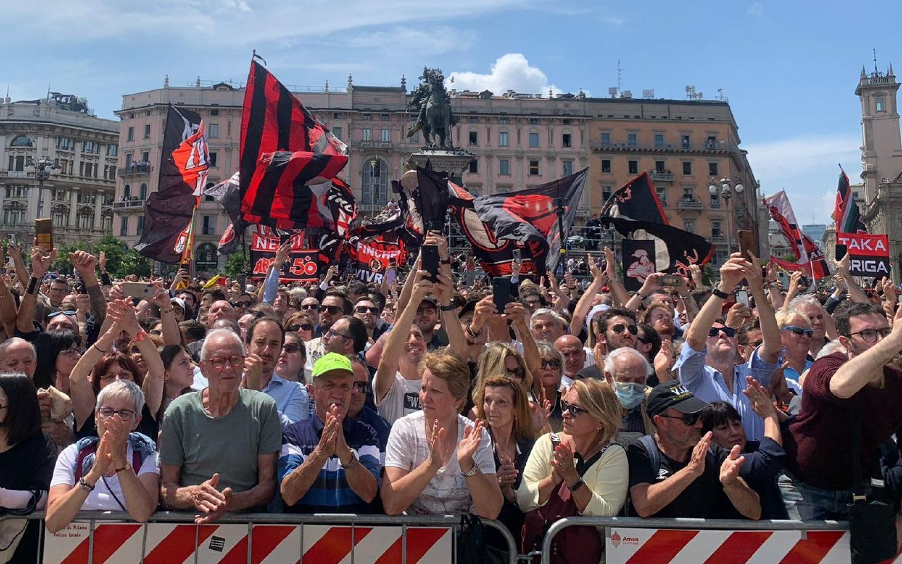 piazza-duomo-funerali-berlusconi-ok.jpg