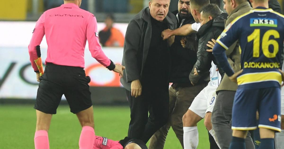 https://gianlucadimarzio.com/images/presidente-ankaragc-pugno-arbitro-imago.jpg?p=fb&s=c5eaec7993b4ae44116894a54963d745