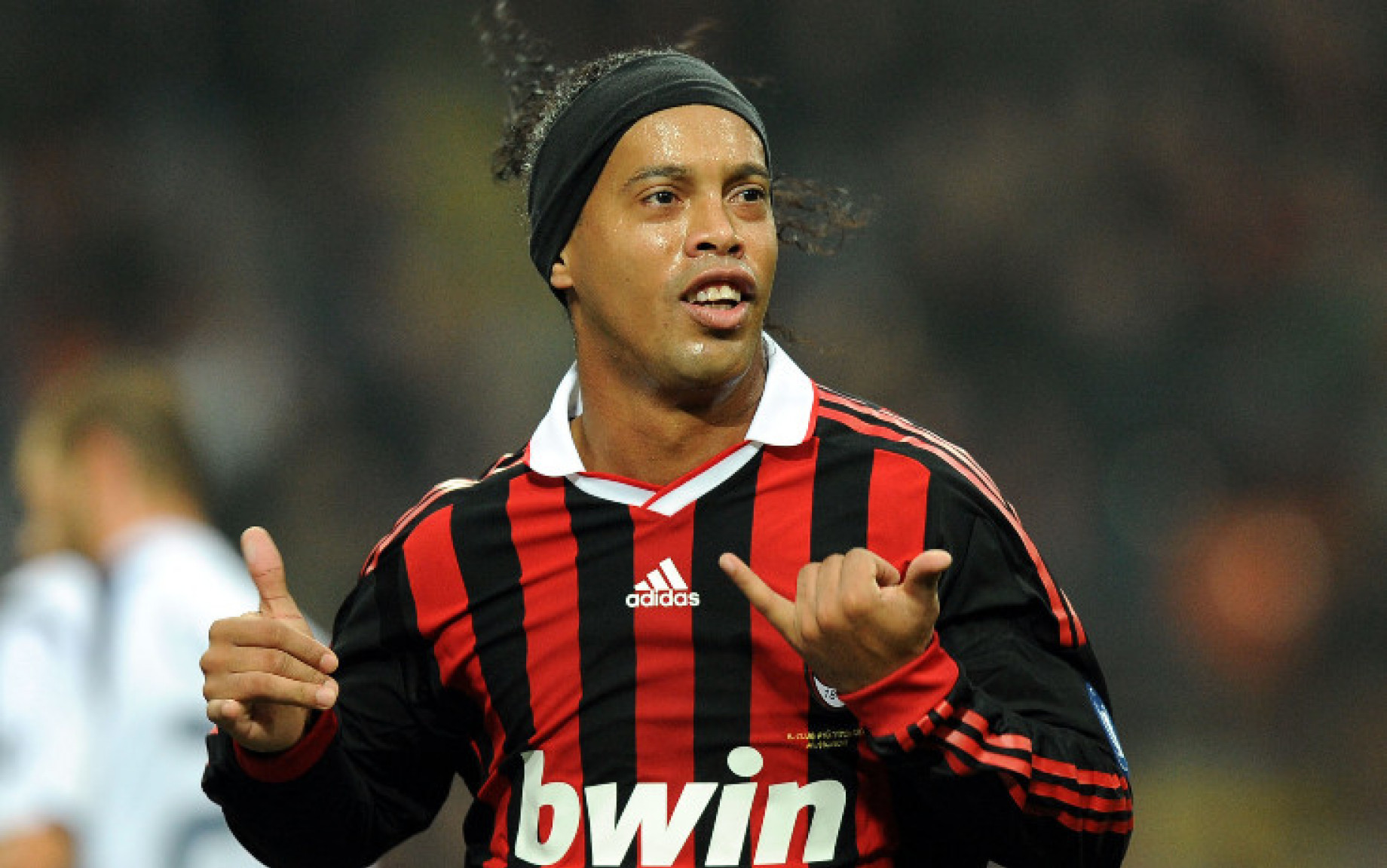 Ronaldinho Milan esultanza IMAGE.jpg