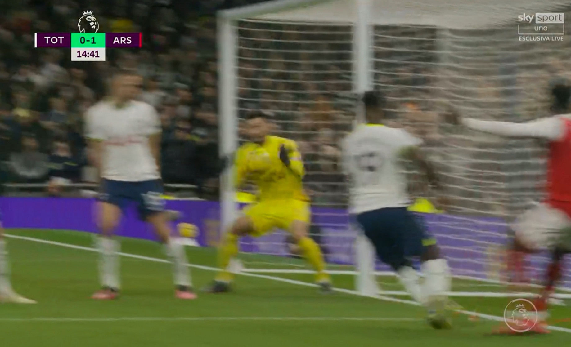 saka-tottenham-lloris-screen.jpg