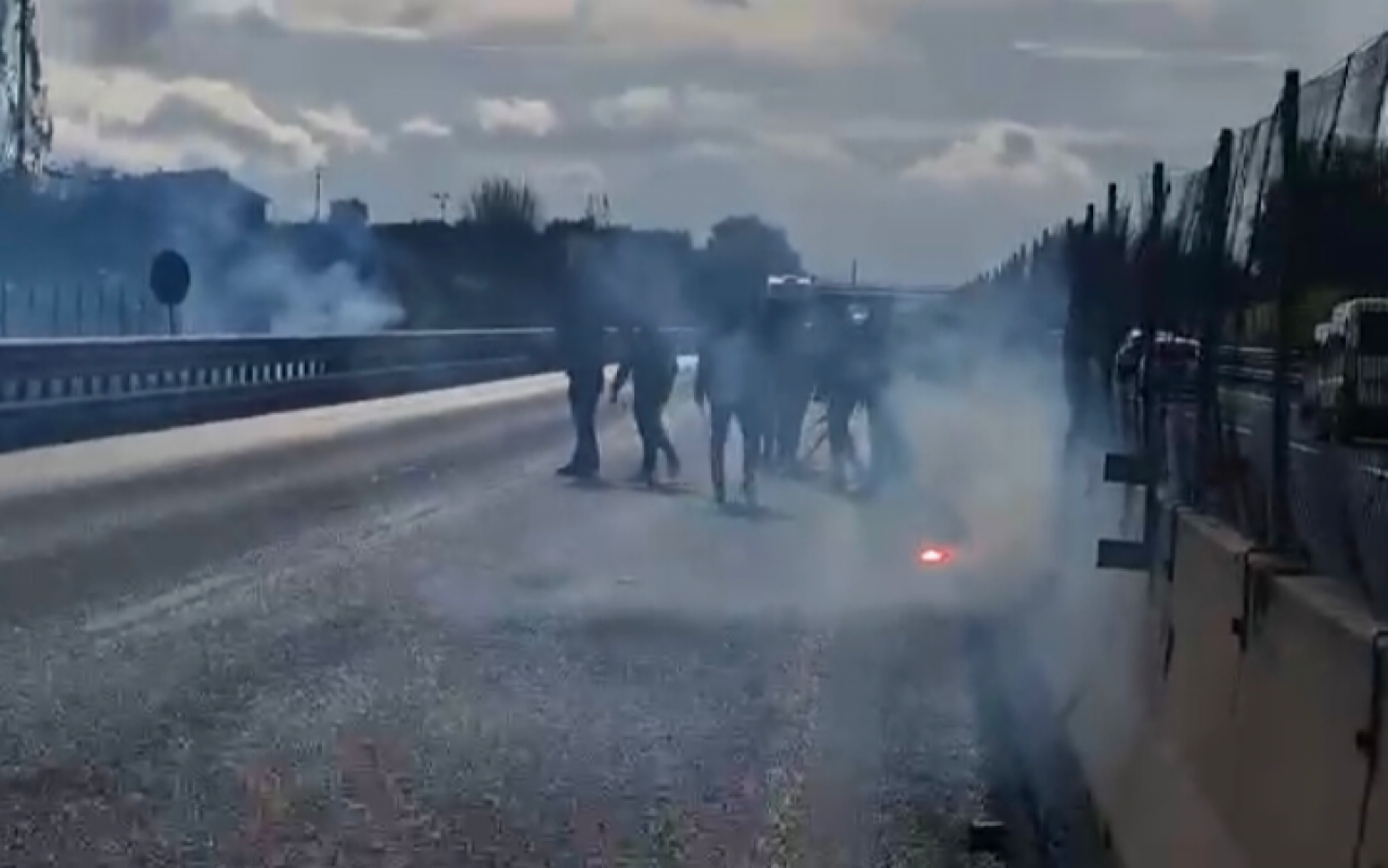 scontro-ultras-napoli-roma-autostrada-screen-gpo.png