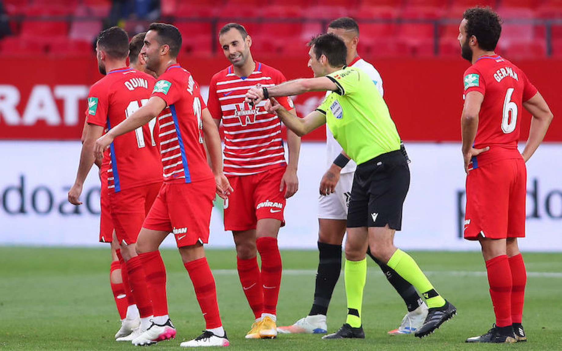 sivglia-granada-arbitro-getty.jpg