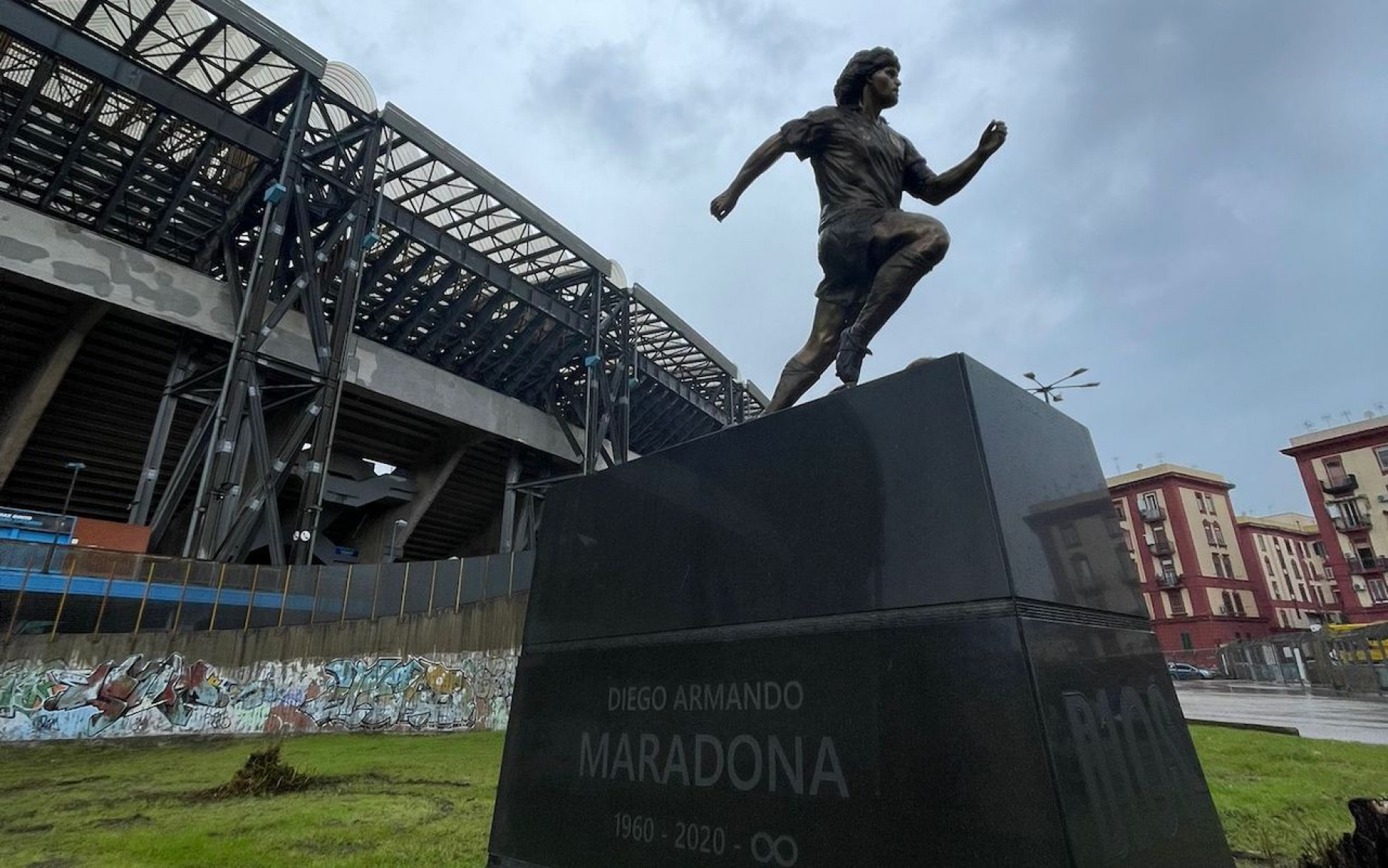 statua-maradona-stadio-1-gdm-gpo.jpeg