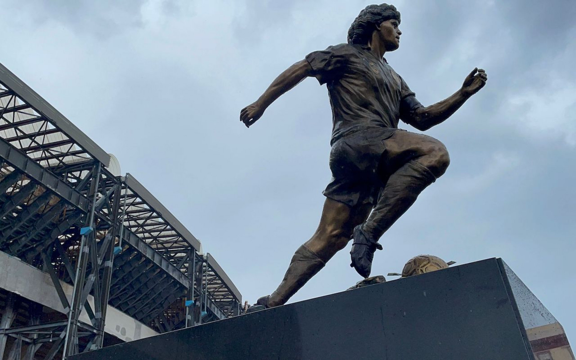 statua-maradona-stadio-5-gdm-gpo.jpeg