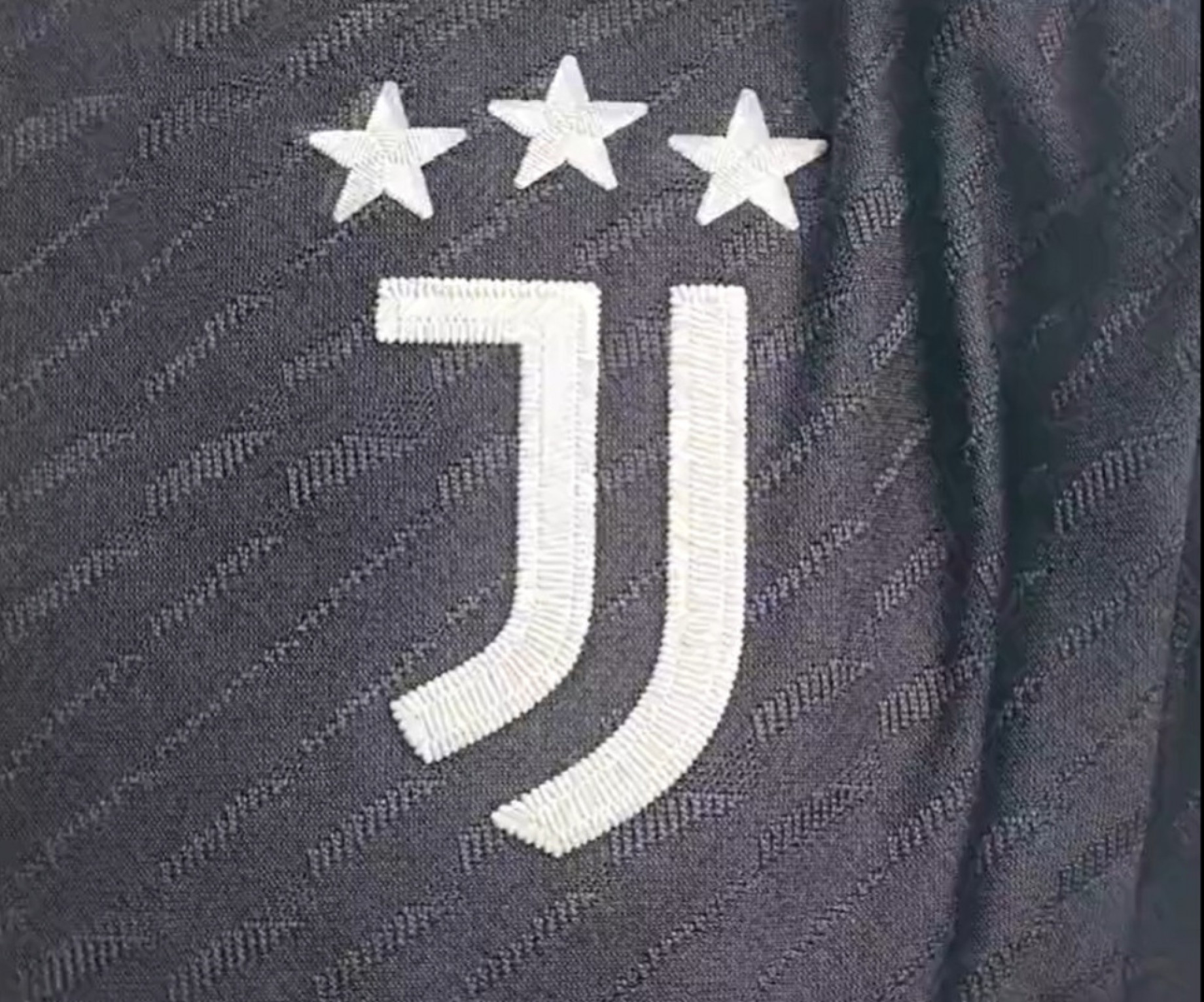 terza-maglia-juventus-23-24-logo-screen.jpg