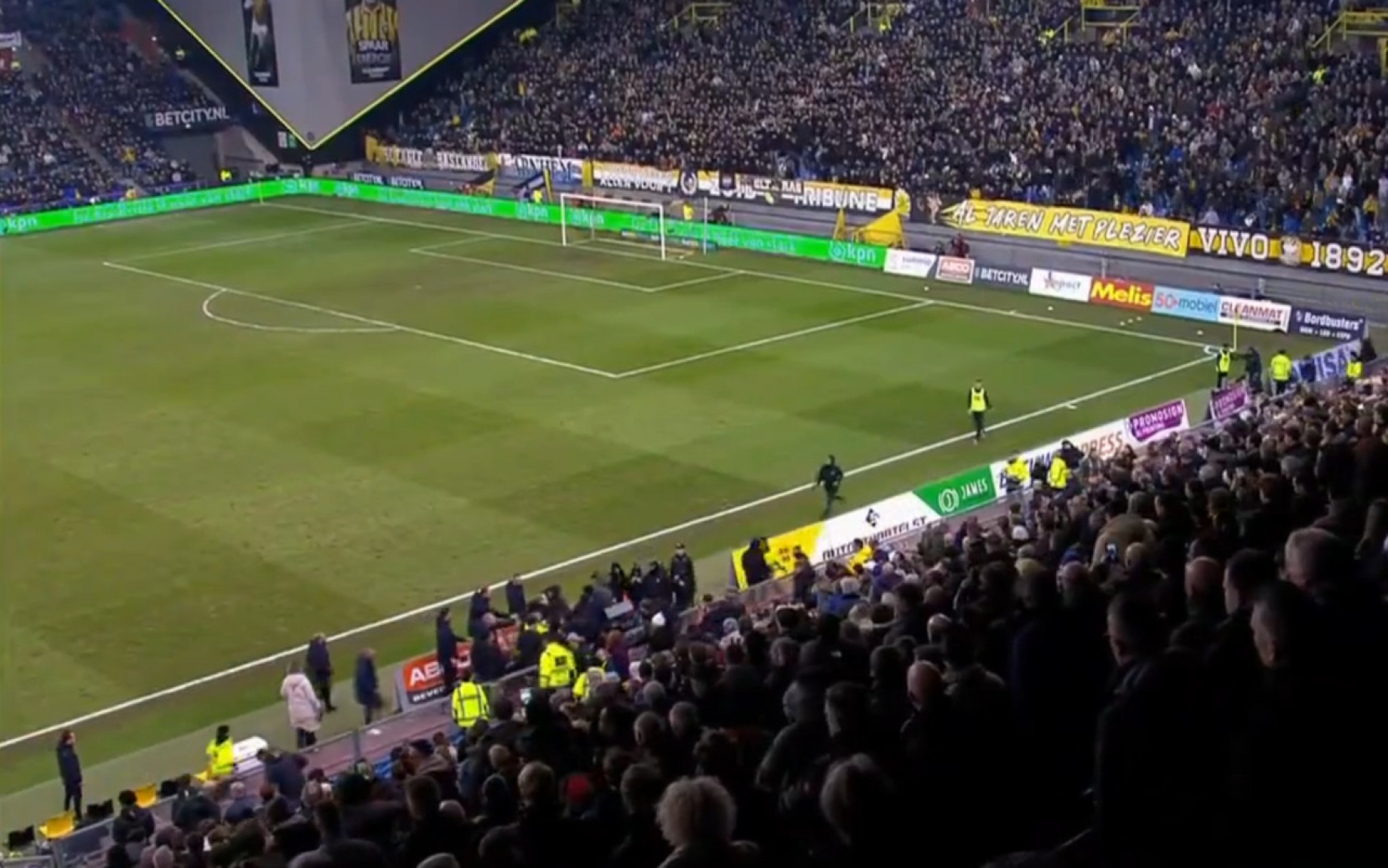 tifosi-vitesse-feyenoord-screen-video-twitter.jpg