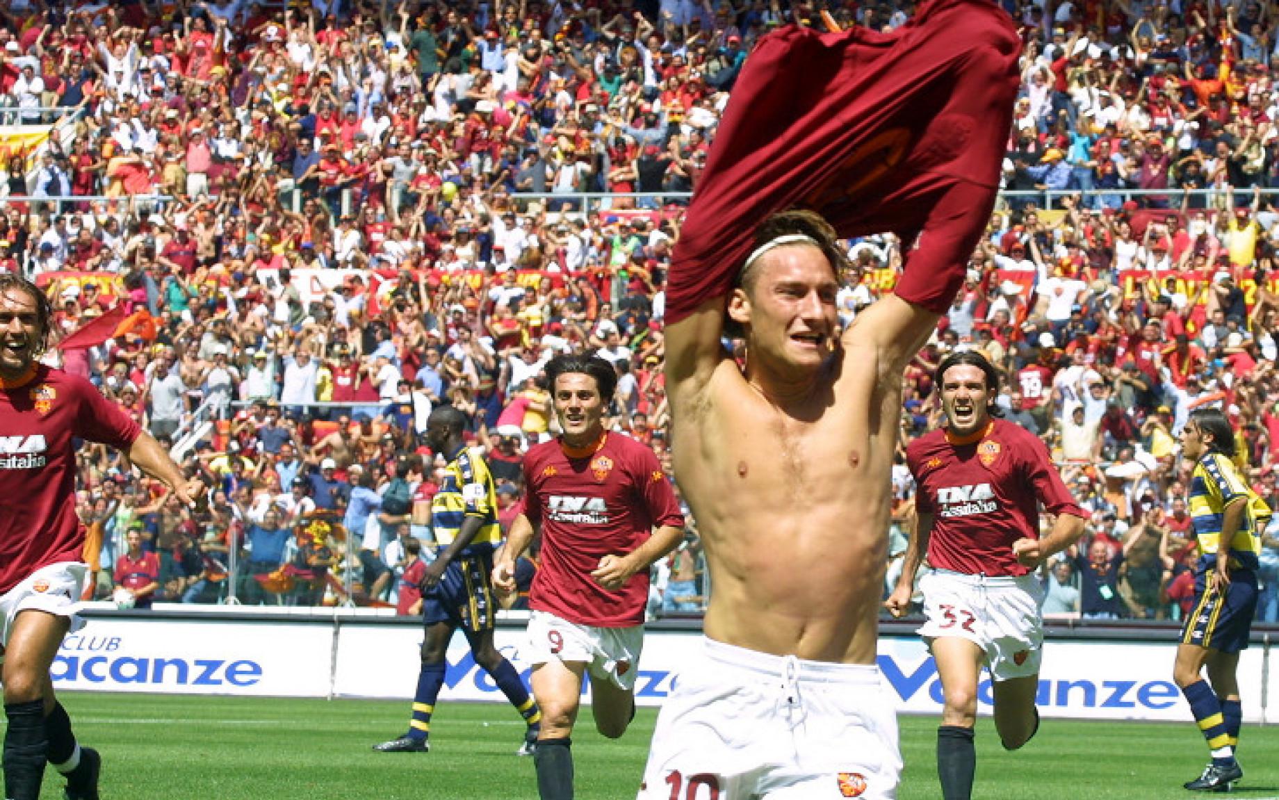 Totti_Roma_Parma_esultanza_scudetto_2001_IMAGE.jpg
