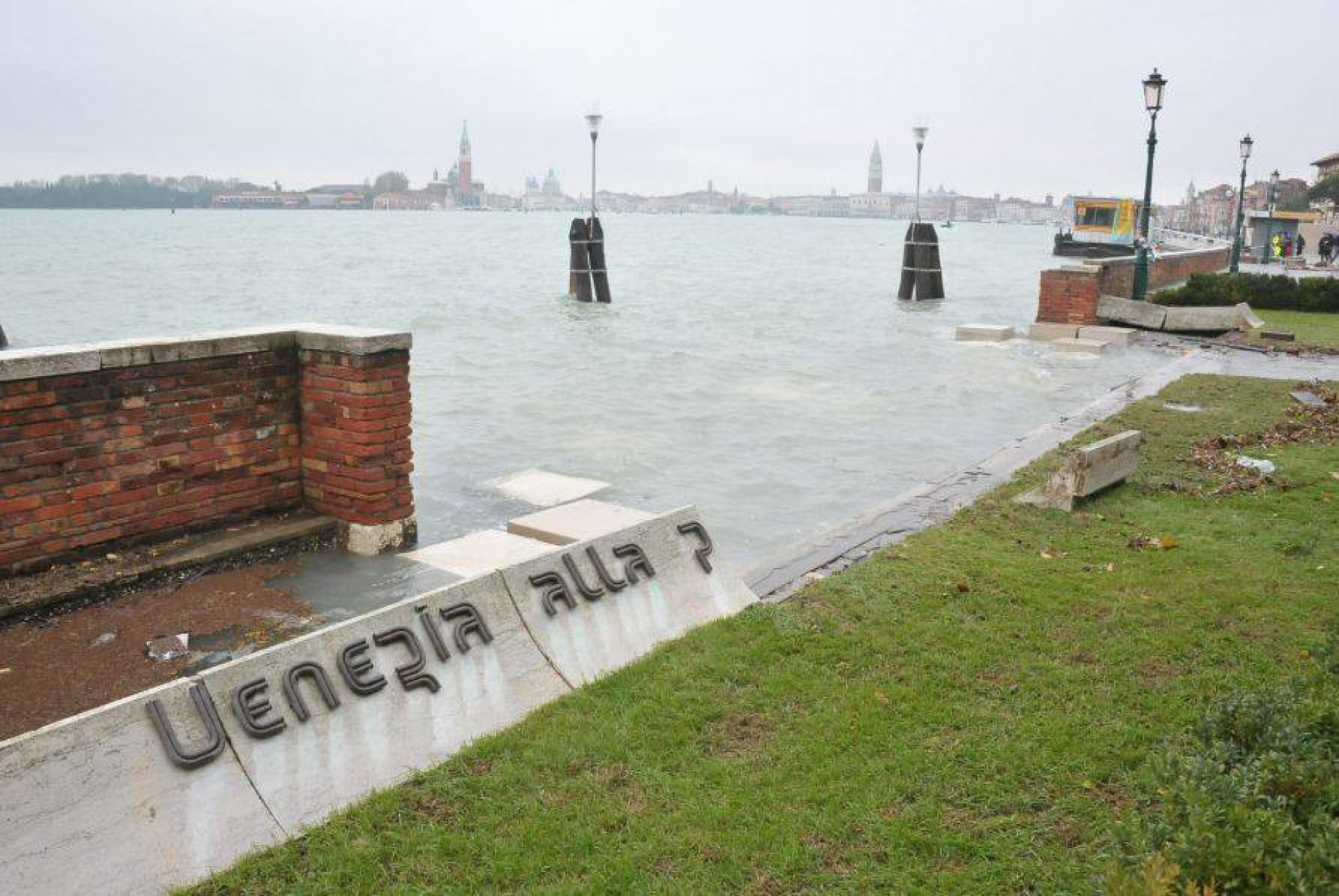 Venezia_acqua_alta_3.jpg