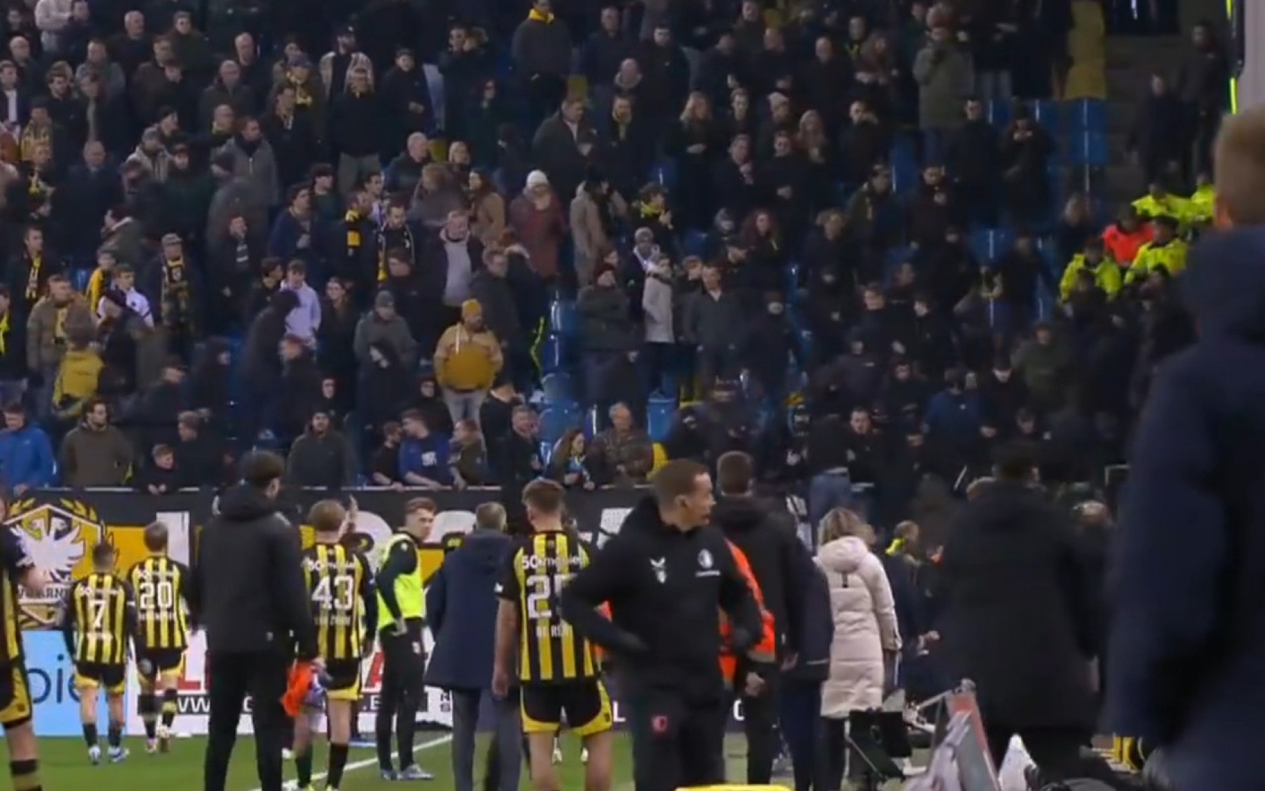 vitesse-feyenoord-tifosi-scavalcano-screen-video-tw.jpg