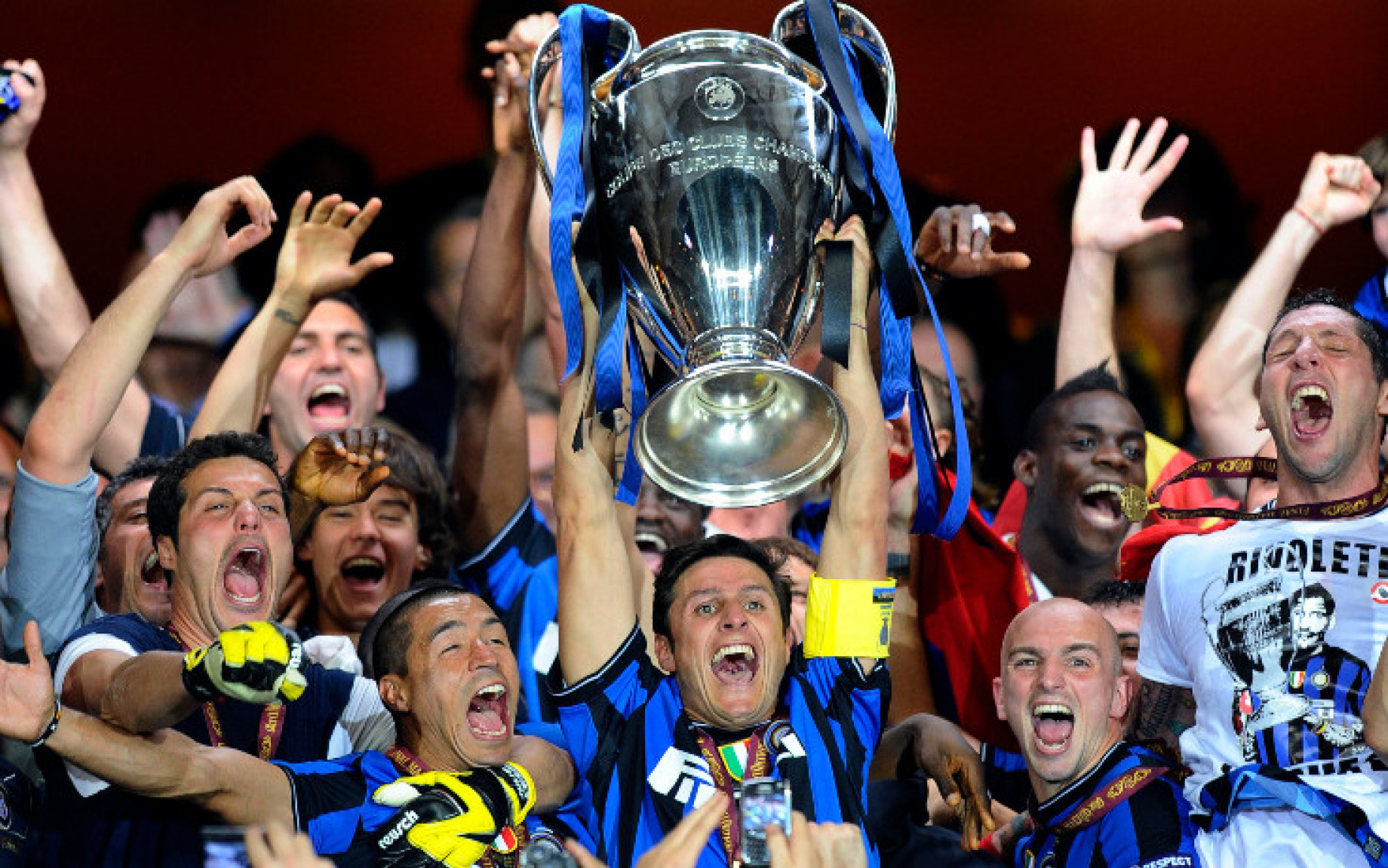 zanetti_inter_champions_trofeo_IMAGE.jpg