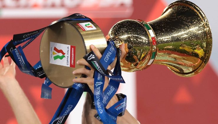 Il trofeo della Coppa Italia (imago)