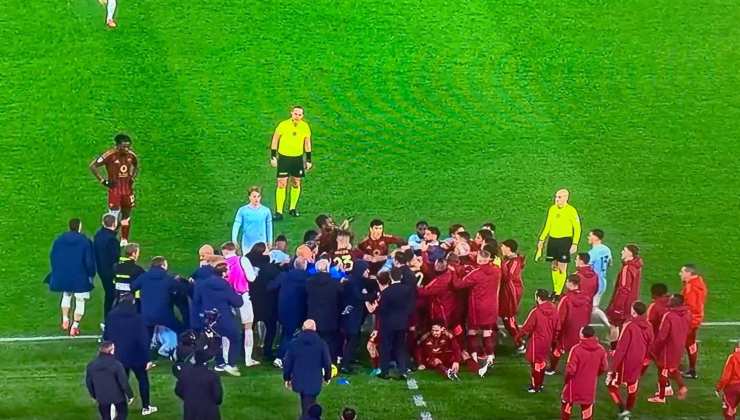 La rissa finale nel derby tra Roma e Lazio (Screen)