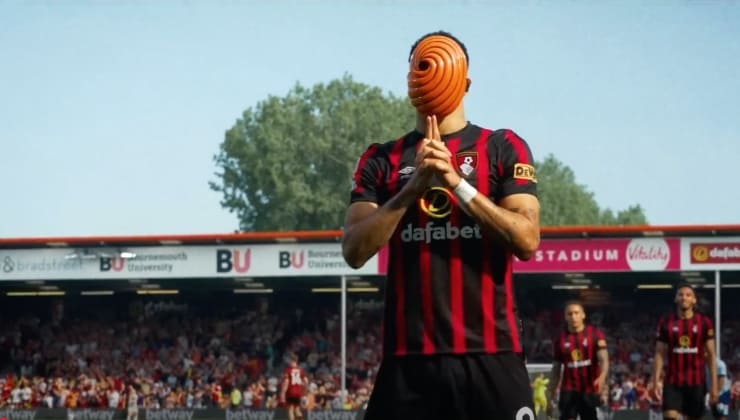 Solanke esulta indossando la maschera di Obito con la maglia del Bournemouth