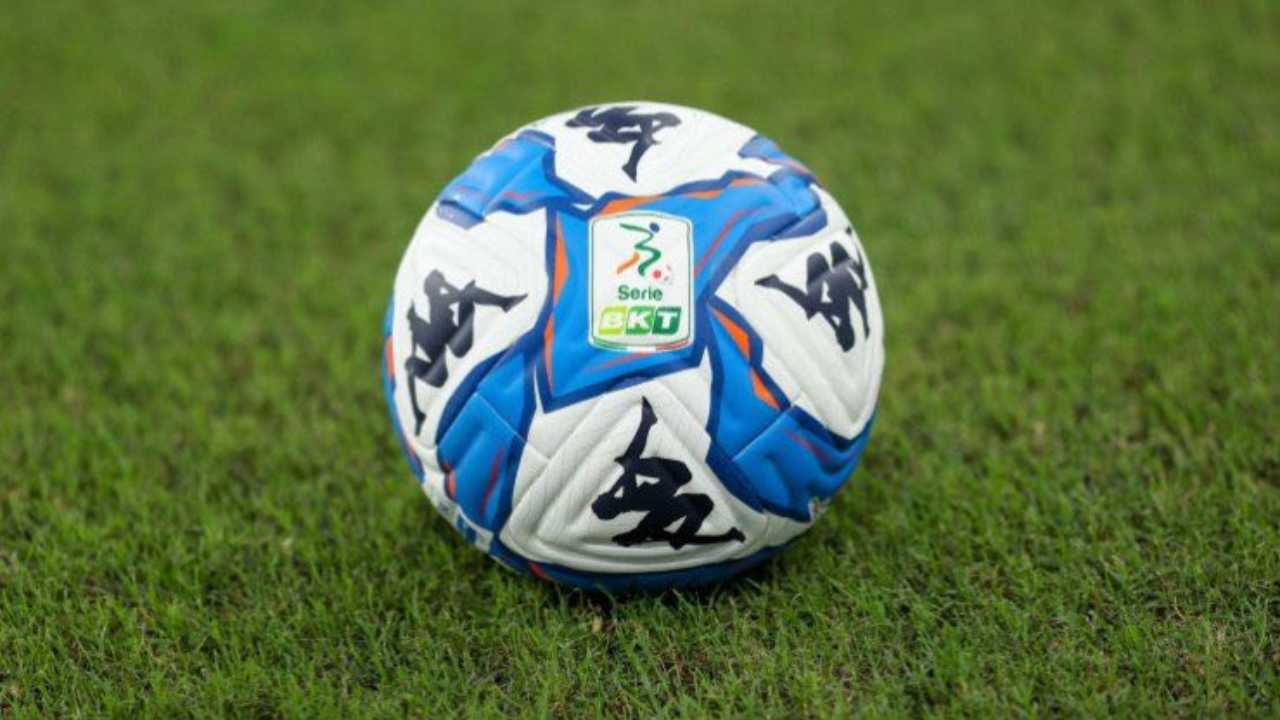 https://gianlucadimarzio.com/wp-content/uploads/2025/03/pallone_serie_b_imago_COPERTINA-1.jpg