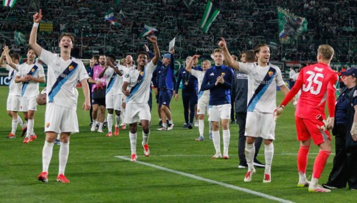 I giocatori del Djurgården che festeggiano dopo la vittoria contro il Rapid Vienna (IMAGO) 