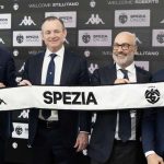 Thomas Roberts insieme ai dirigenti bianconeri / Credit: Spezia Calcio