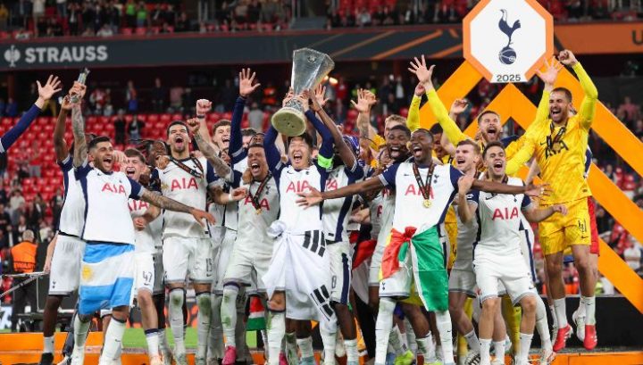 La premiazione del Tottenham dopo la vittoria dell'Europa League (Imago) interna