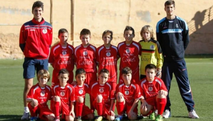 Carlos Cuesta coi bambini della sua prima squadra