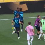 Il momento di tensione tra Dumfries e Acuna