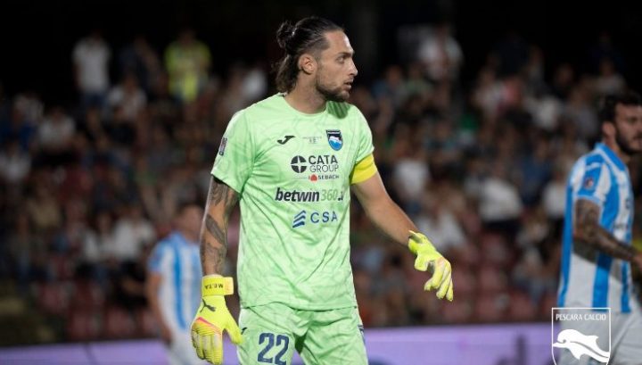 Plizzari con la maglia del Pescara - Credit: Pescara/Massimo Mucciante