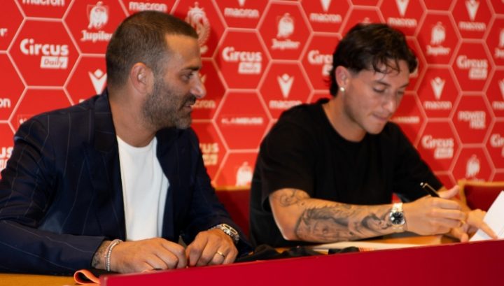 Simone Bonavita firma il contratto con lo Standard Liegi. Con lui Paolo Schiavone della SCM Sport Agency