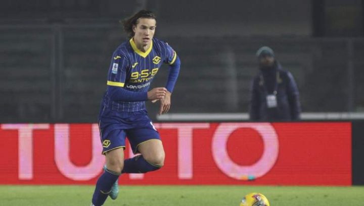 Ghilardi con la maglia del Verona (Imago)