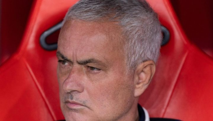 Mourinho sulla panchina del Fenerbahce (Imago)