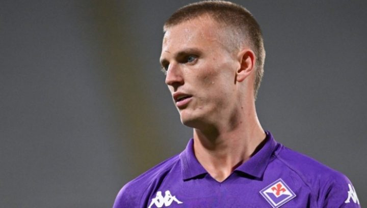 Albert Gudmundsson con la maglia della Fiorentina (IMAGO)