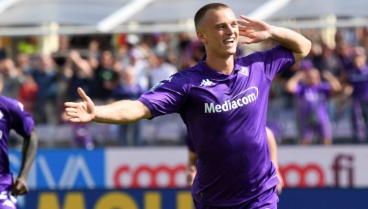 Albert Gudmundsson con la maglia della Fiorentina (IMAGO)