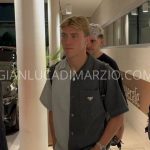 L'arrivo di Hojlund all'aeroporto di Roma