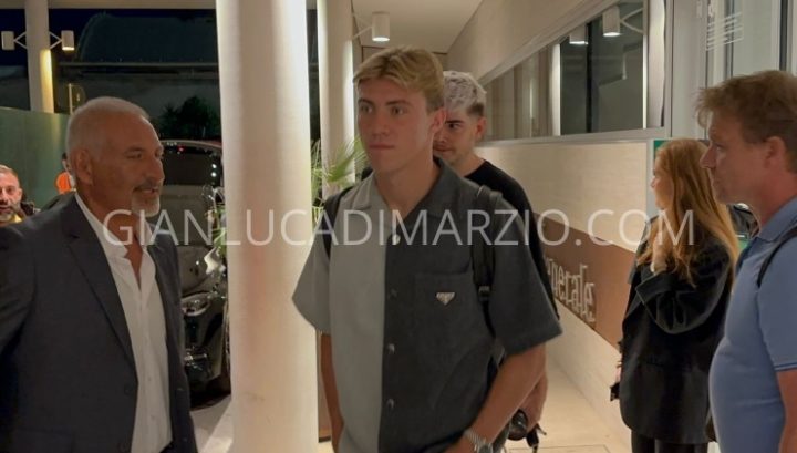 L'arrivo di Hojlund all'aeroporto di Roma