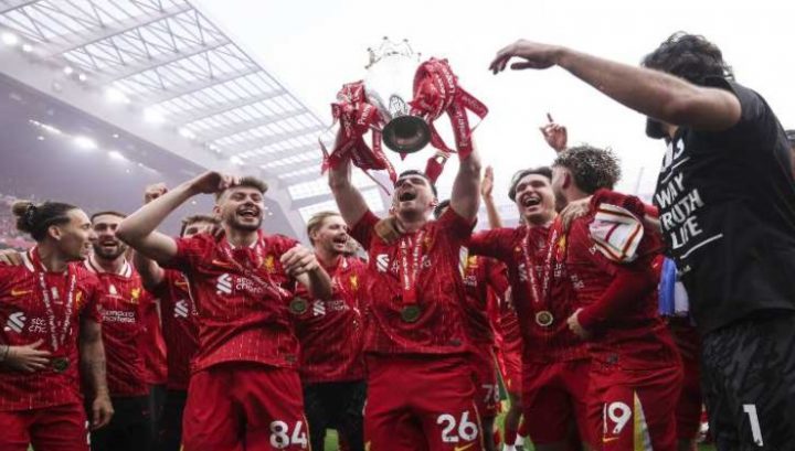 I giocatori del Liverpool esultano per la vittoria della Premier League 2024-25 (IMAGO)