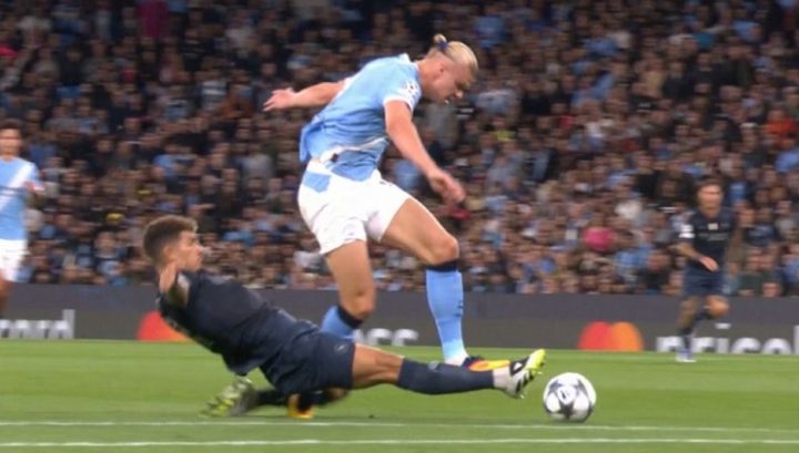 Il fallo di Di Lorenzo su Haaland (screen)