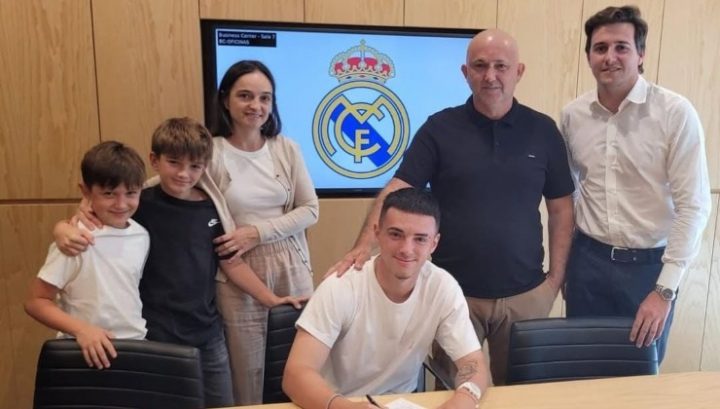 Emanuel alla firma con il Real Madrid