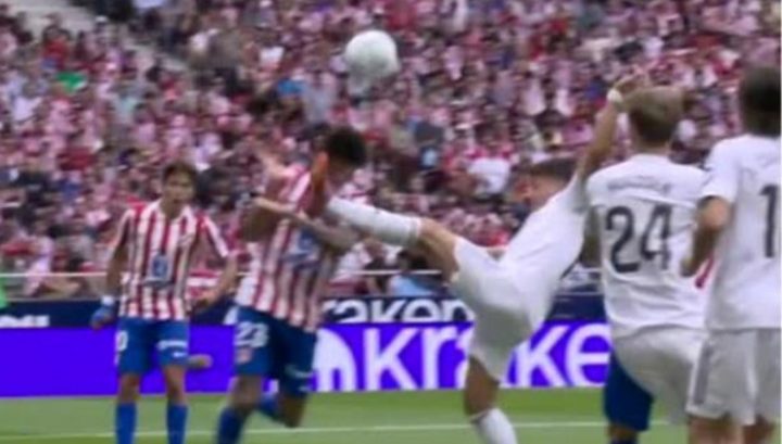 Il fallo di Arda Guler su Nico Gonzalez (Screen)