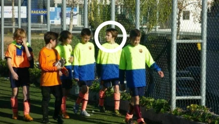 Un piccolo Horn Myhre (il secondo da destra) al campo d'allenamento del Barcellona 