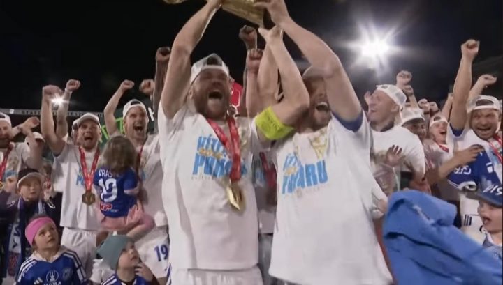 Radim Breite che alza al cielo la Coppa di Lega Ceca (SCREEN)