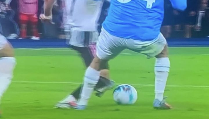 Il contatto tra Francisco Conceiçao e Mario Gila (Screen)