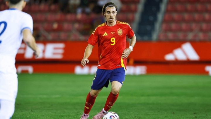 Iker Bravo con la maglia della Spagna (IMAGO)