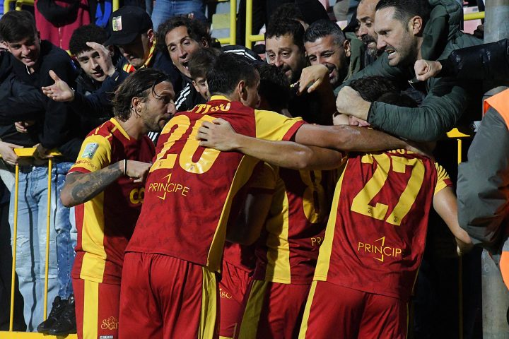 Il Catanzaro in festa sotto la curva del Ceravolo.