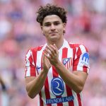 Una rosa a centrocampo per la figlia di un tifoso: il bel gesto di Julian Alvarez