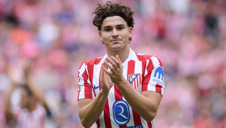 Una rosa a centrocampo per la figlia di un tifoso: il bel gesto di Julian Alvarez